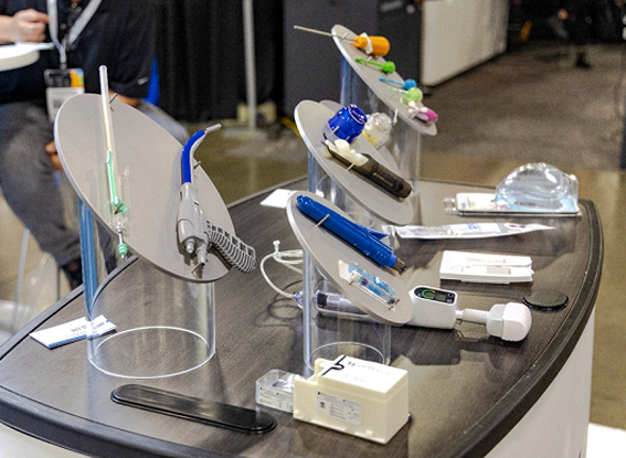 An exhibitor is answering an attendee's question